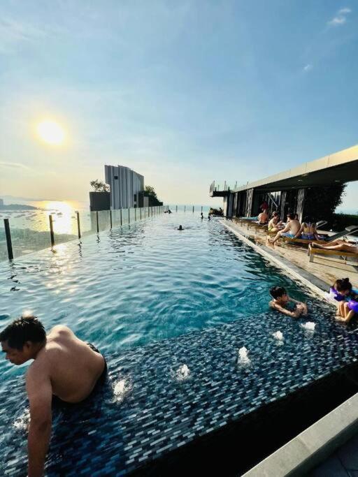 Pattaya, Location With Infinity Pool Apartment *